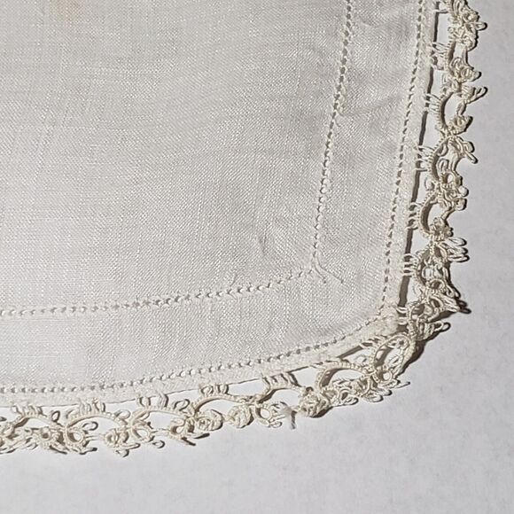 VTG 1960'S WOMENS HANKIE WHITE CROCHET SCALLOPED EDGE BRIDAL WEDDING LACE - Picture 8 of 9